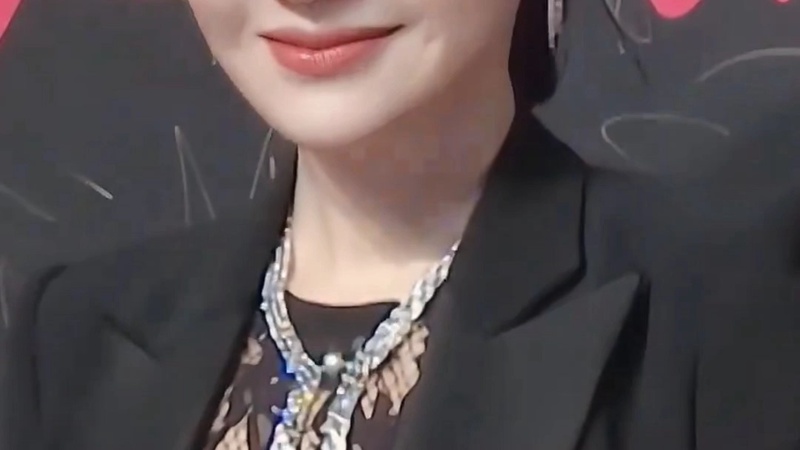 许晴素颜亮相好友聚会，白T短裤松弛自在甜笑似少女